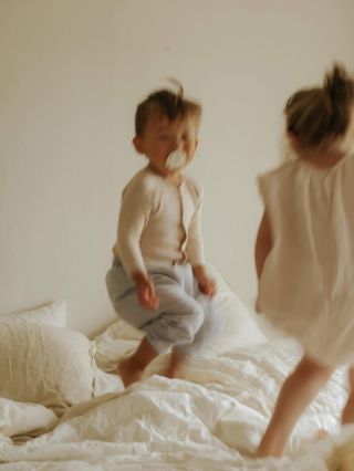 Přejeme víkend plný smíchu, skákání do postele a trochu rozmazaných momentů. Ty bývají ty nejlepší. 💛 #ondalek...