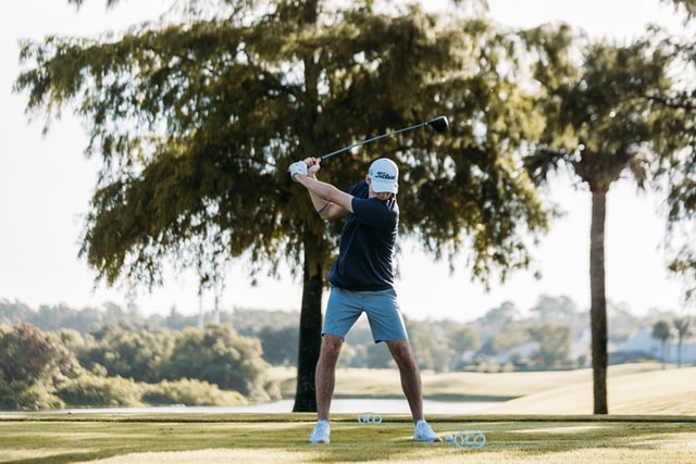 golfista před jamkou