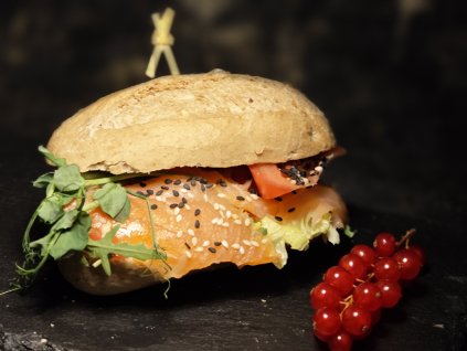 CHLEBOVÁ BAGETKA S UZENÝM LOSOSEM