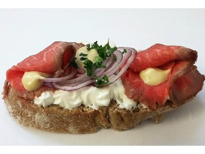 FARMÁŘSKÝ CHLEBÍK S ROASTBÍFEM