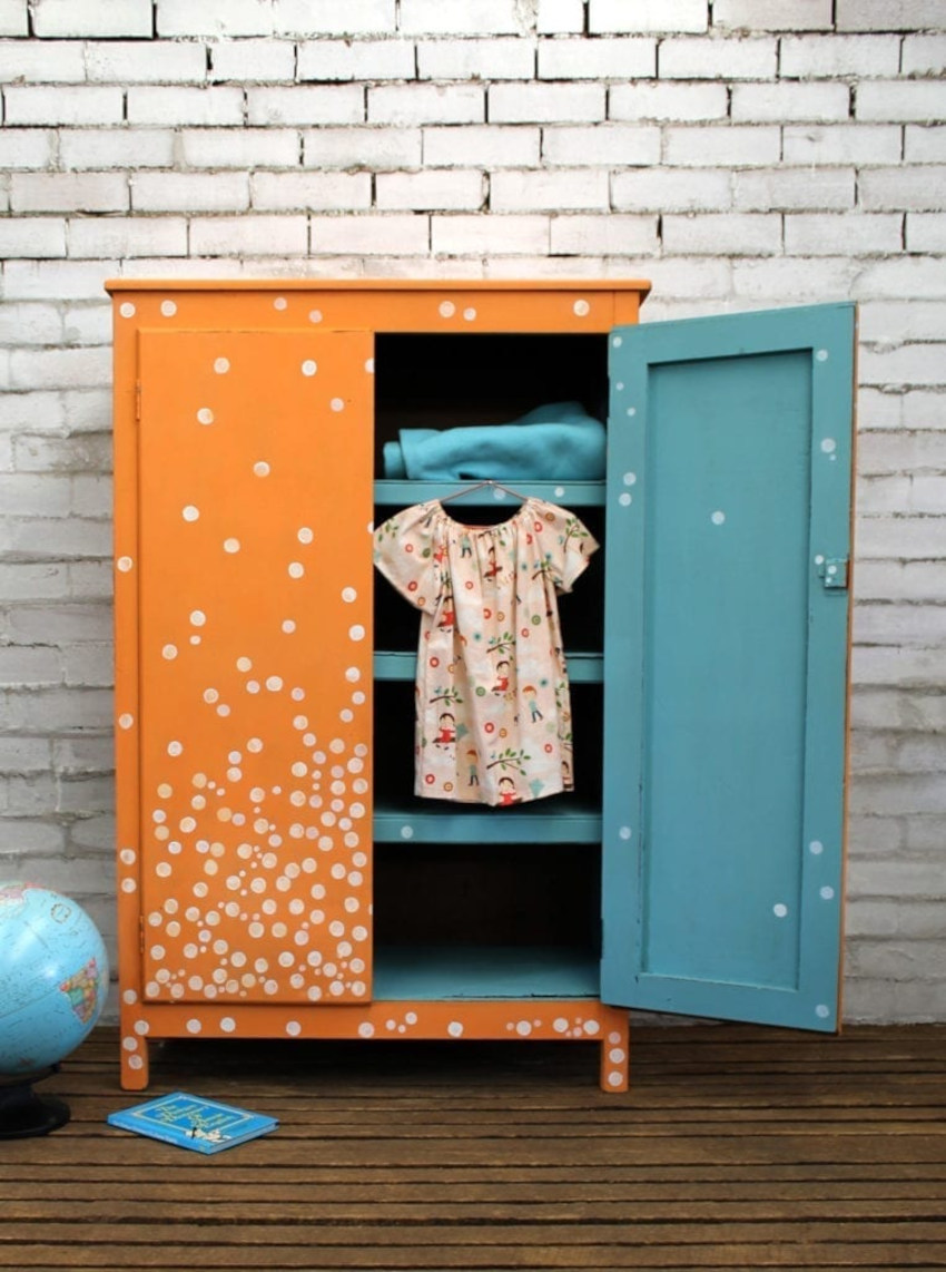 Mätovo-oranžová skriňa s bodkami maľovaná kriedovými farbami Annie Sloan