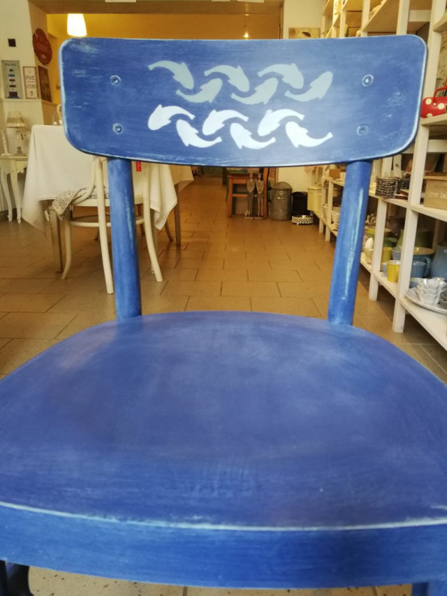Premena obyčajnej bielej stoličky z Ikea na plážový vzor.