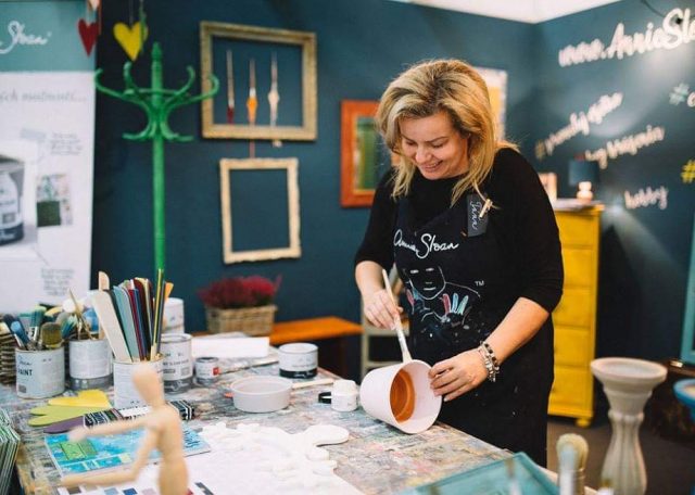 Maľovanie kvetináča farbami kriedovými farbami Chalk paint od Annie Sloan.