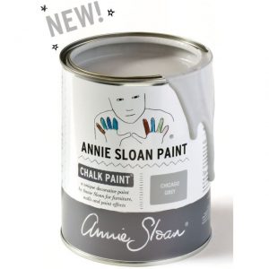 Farba Annie Sloan Chalk Paint v odtieni Chicago Grey, vhodná na dekoratívne maľovanie nábytku.
