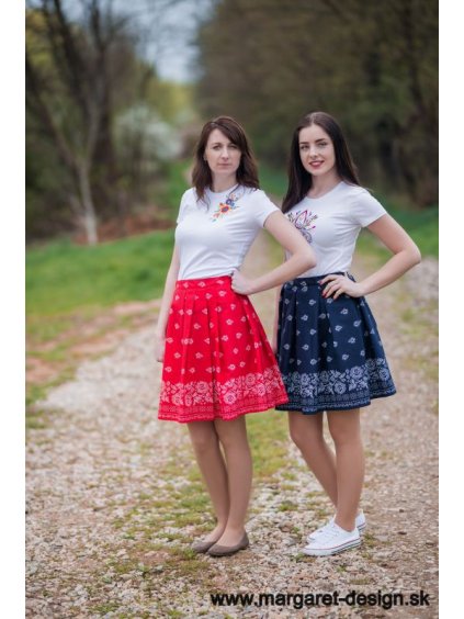Folklórna skladaná dámska sukňa s bordúrovým vzorom