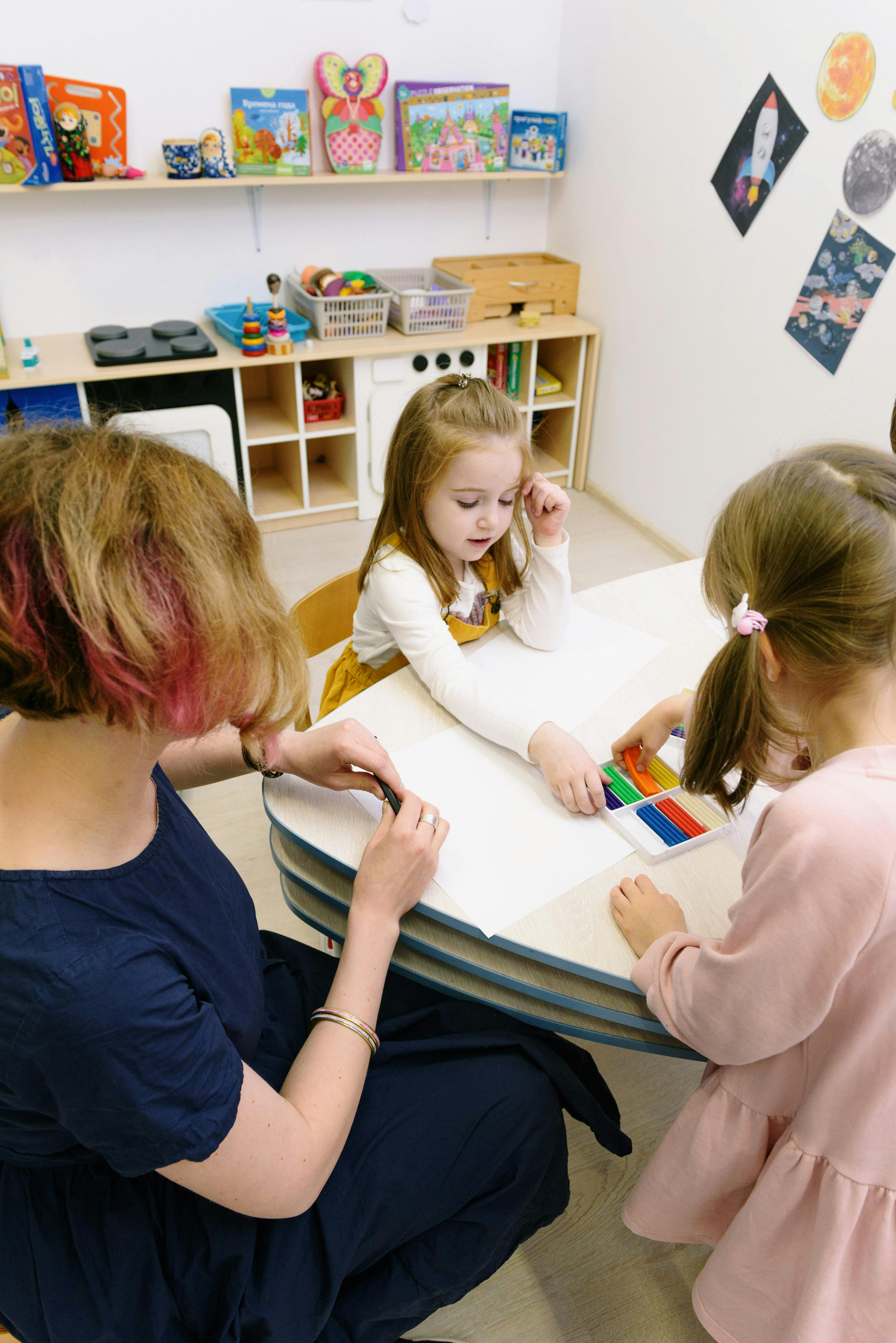 Montessori trieda – deti pri práci