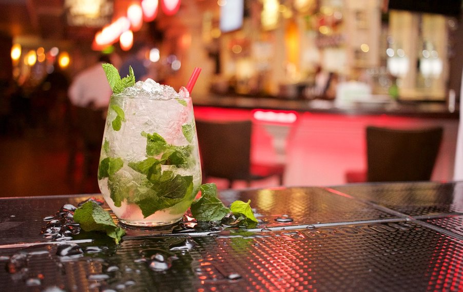 kubánský alkoholický drink s mátou peprnou Mojito
