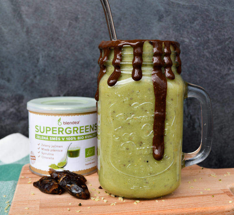 zelené proteinové smoothie s blendeou a baobabem