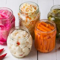 kvasena_zelenina_jako_zdroj_probiotik_proti_nafukovani_bricha