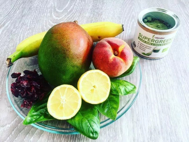 mangove_smoothie_s_brusinkami_recept