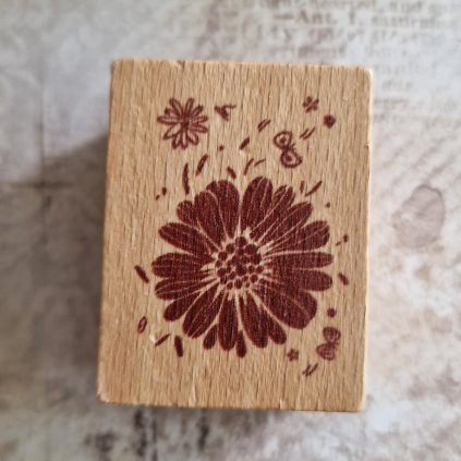 RAZÍTKO gumové na dřevě (kytička)