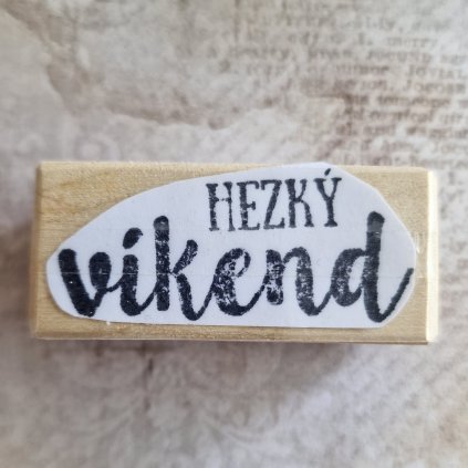 RAZÍTKO gumové na dřevě (text: HEZKÝ VÍKEND)