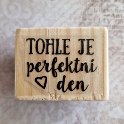 RAZÍTKO gumové na dřevě (text: TOHLE JE PERFEKTNÍ DEN)