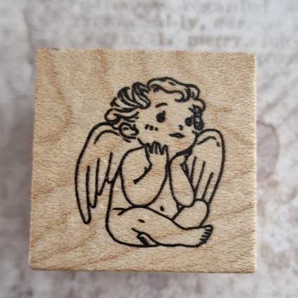 RAZÍTKO gumové na dřevě (sedící andílek s křídly)