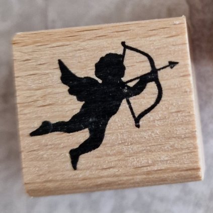 RAZÍTKO gumové na dřevě (letící amorek)