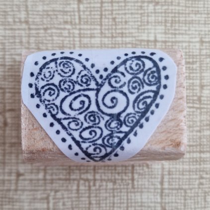RAZÍTKO silikonové na dřevě (srdíčko s ornamenty)