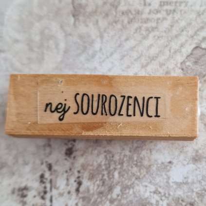 RAZÍTKO gumové na dřevě (text: NEJ SOUROZENCI)