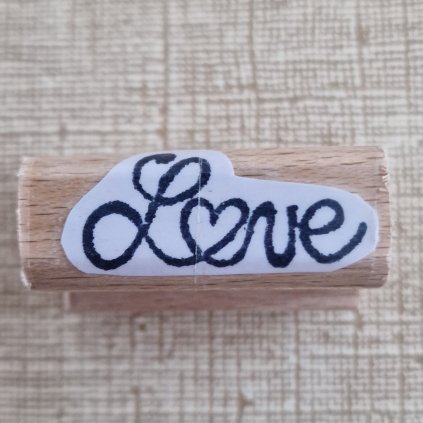 RAZÍTKO silikonové na dřevě (text: LOVE)