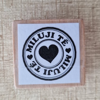 RAZÍTKO silikonové na dřevě (text: MILUJI TĚ)