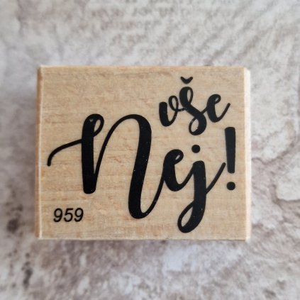 RAZÍTKO gumové na dřevě (text: VŠE NEJ)