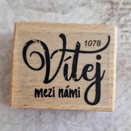 RAZÍTKO gumové na dřevě (text: VÍTEJ MEZI NÁMI)