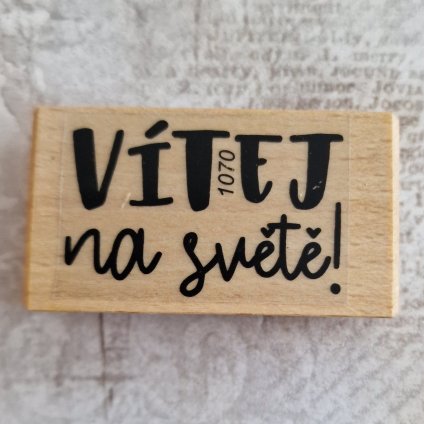 RAZÍTKO gumové na dřevě (text: VÍTEJ NA SVĚTĚ)