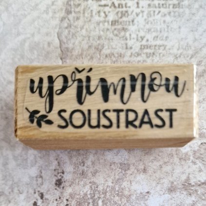 RAZÍTKO gumové na dřevě (text: UPŘÍMNOU SOUSTRAST)