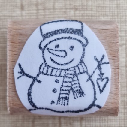 RAZÍTKO silikonové na dřevě (Sněhuláček v klobouku se srdíčkem)