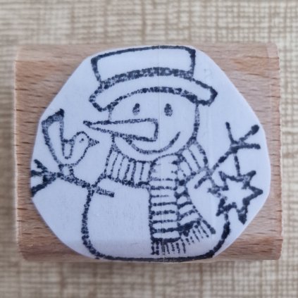 RAZÍTKO silikonové na dřevě (Sněhuláček v klobouku s ptáčkem a hvězdičkou)