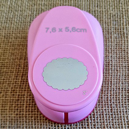 Velká RAZNICE děrovačka OVÁL vroubky (7,6x5,6 cm)