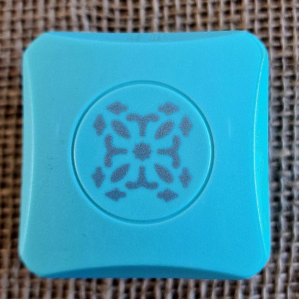 Střední MAGNETICKÁ RAZNICE prostorová MANDALKA (2 cm)