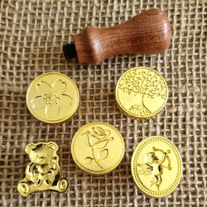 Sada 5 PEČETNÍCH RAZNIC NA VOSK, včetně dřevěné šroubovací rukojeti