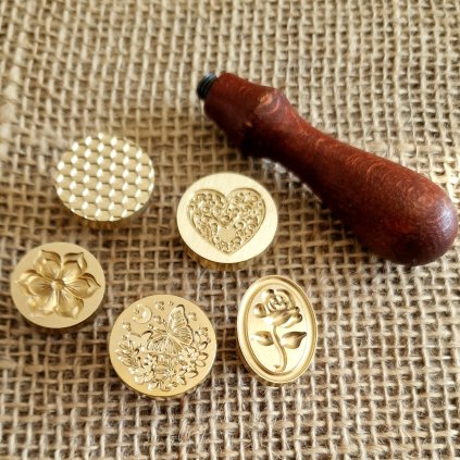 Sada 5 PEČETNÍCH RAZNIC NA VOSK, včetně dřevěné šroubovací rukojeti