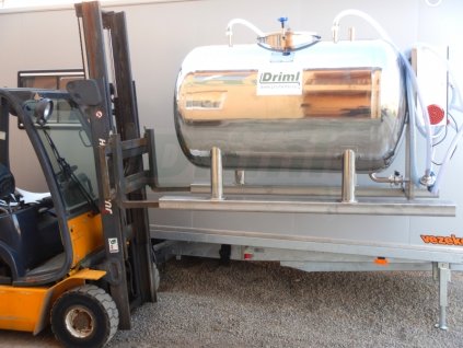 500 l Přepravní tank s digitálním měřením průtoku a sanitací, na lyžinách