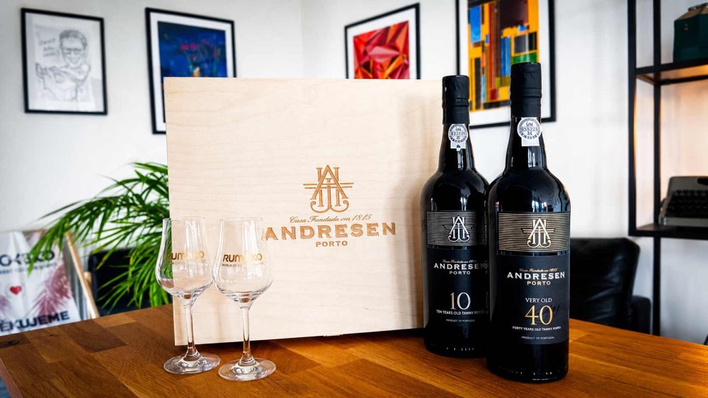 Dřevěný box s elegantně gravírovaným logem J.H. Andresen, obsahující lahve portského vína pro personalizovaný dárkový balení