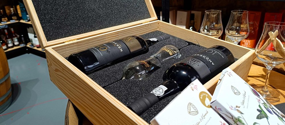 Otevřený dřevěný box s lahvemi portského vína J.H. Andresen v luxusním dárkovém balení k narozeninám a výročím
