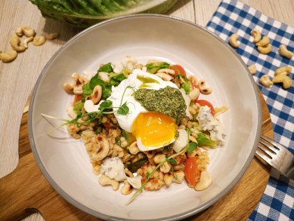 Zeleninový salátek s bylinkovým pestem