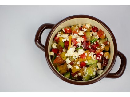 Zeleninový salátek s bylinkovým pestem a balkánským sýrem