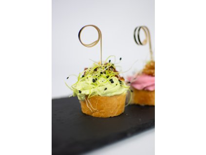 Jednohubka s avokádovým krémem a sušeným rajčatem 