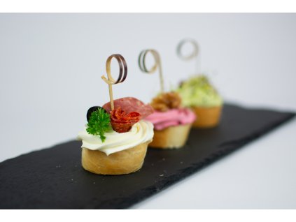 Kanapka s domácím tvarohovým krémem a ozdobou