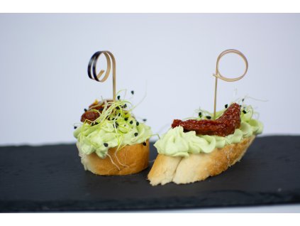 Kanapka s avokádovým krémem a sušeným rajčatem 