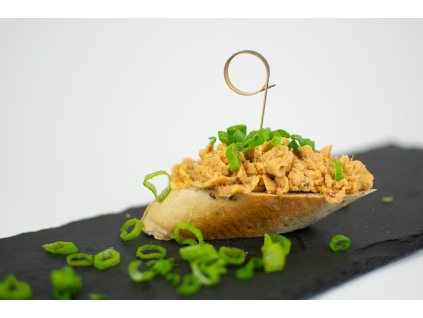 Kanapka s škvarkovou pomazánkou a jarní cibulkou 