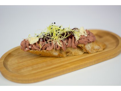 Drůběží paštika na cibulové bagetce s brusinkou a mandlemi 