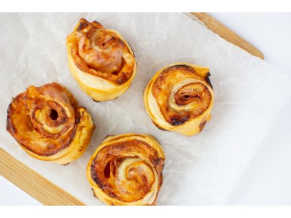 Šneci z listového těsta plněné šunkou a sýrem