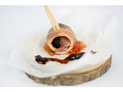 Švestka ve slanince na sladkém thai pyré a povidlovým dipem (Finger)