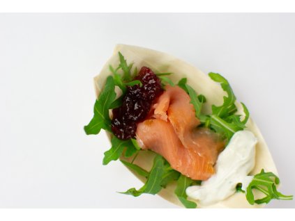 Uzený losos na rukole s koprovým přelivem a brusinkama (Finger)