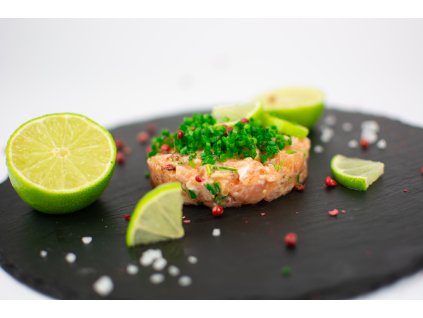 Lososový tataráček s čerstvým koprem zakápnutý limetkou podávaný s toastem 