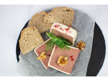 Domácí paštika s mandlemi a jarní cibulkou