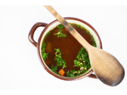 Sváteční hovězí vývar z oháňky s játrovými knedlíčky, zeleninou a domácími nudlemi 