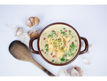 Krémová česneková polévka z pečeného česneku se slaninou a krutóny 